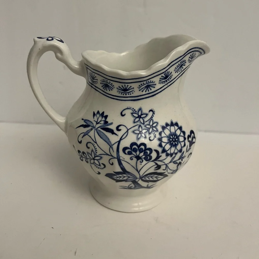 VINTAGE BLUE NORDIC J & G MEAKIN ENGLAND CLASSIC WHITE CREAMER PITCHER